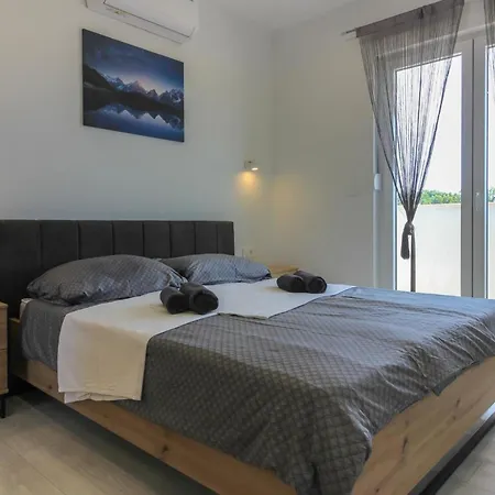 Mit Privatpool Fuer 7 Personen Ca 130 Qm In Sisan, Istrien Suedkueste Von Istrien *