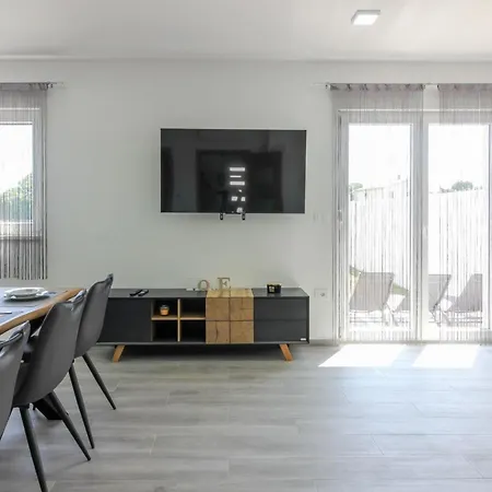 Mit Privatpool Fuer 7 Personen Ca 130 Qm In Sisan, Istrien Suedkueste Von Istrien * Sisan