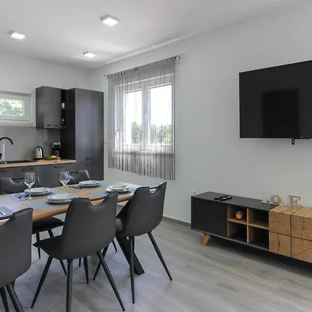 Mit Privatpool Fuer 7 Personen Ca 130 Qm In Sisan, Istrien Suedkueste Von Istrien