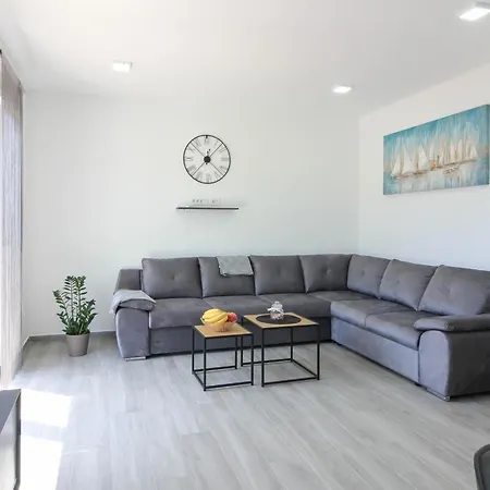 Mit Privatpool Fuer 7 Personen Ca 130 Qm In Sisan, Istrien Suedkueste Von Istrien Holiday home Sisan