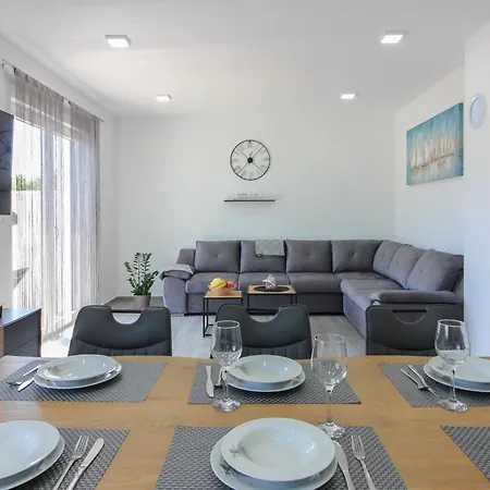 Mit Privatpool Fuer 7 Personen Ca 130 Qm In Sisan, Istrien Suedkueste Von Istrien Sisan