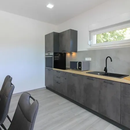 Mit Privatpool Fuer 7 Personen Ca 130 Qm In Sisan, Istrien Suedkueste Von Istrien