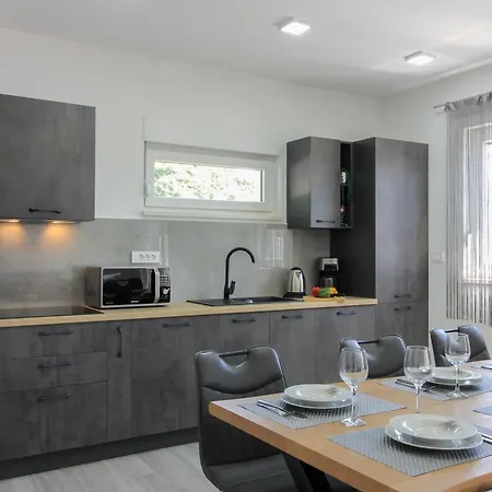 Holiday home Mit Privatpool Fuer 7 Personen Ca 130 Qm In Sisan, Istrien Suedkueste Von Istrien *