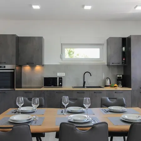 Mit Privatpool Fuer 7 Personen Ca 130 Qm In Sisan, Istrien Suedkueste Von Istrien *