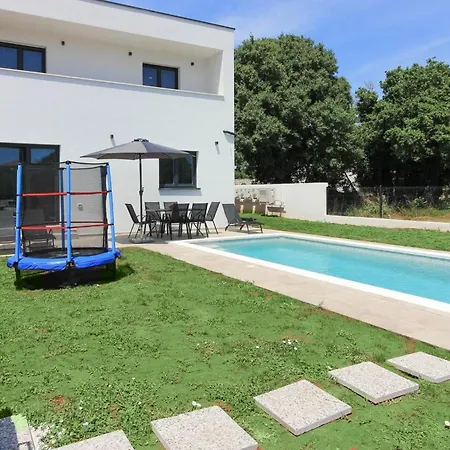 Mit Privatpool Fuer 7 Personen Ca 130 Qm In Sisan, Istrien Suedkueste Von Istrien Holiday home