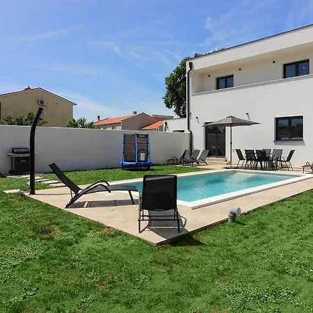 Mit Privatpool Fuer 7 Personen Ca 130 Qm In Sisan, Istrien Suedkueste Von Istrien Holiday home