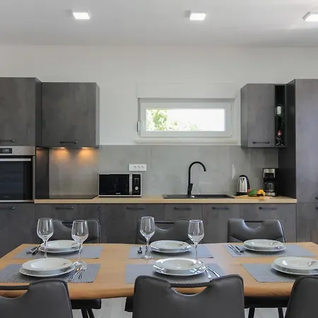 Holiday home Mit Privatpool Fuer 7 Personen Ca 130 Qm In Sisan, Istrien Suedkueste Von Istrien Sisan