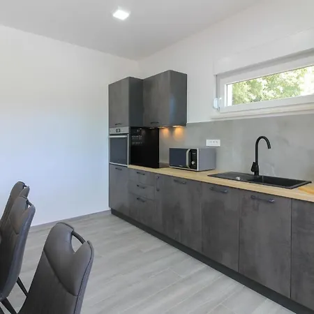 Mit Privatpool Fuer 7 Personen Ca 130 Qm In Sisan, Istrien Suedkueste Von Istrien *