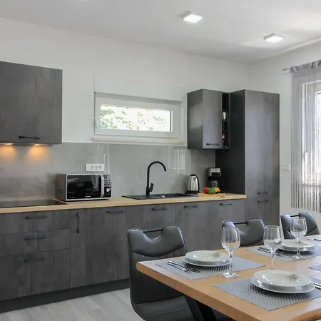 Mit Privatpool Fuer 7 Personen Ca 130 Qm In Sisan, Istrien Suedkueste Von Istrien Sisan
