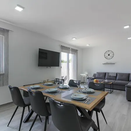 Mit Privatpool Fuer 7 Personen Ca 130 Qm In Sisan, Istrien Suedkueste Von Istrien * Sisan