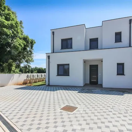 Holiday home Mit Privatpool Fuer 7 Personen Ca 130 Qm In Sisan, Istrien Suedkueste Von Istrien
