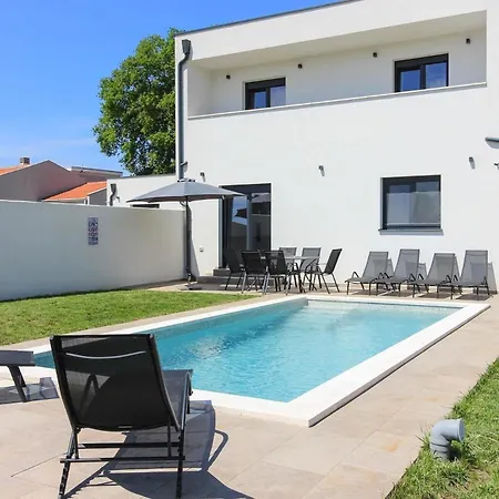 Mit Privatpool Fuer 7 Personen Ca 130 Qm In Sisan, Istrien Suedkueste Von Istrien * Sisan