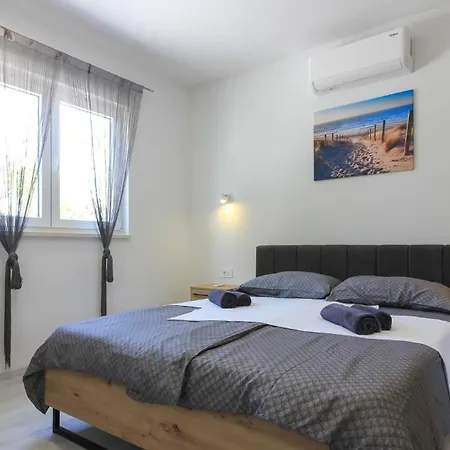 Mit Privatpool Fuer 7 Personen Ca 130 Qm In Sisan, Istrien Suedkueste Von Istrien Holiday home