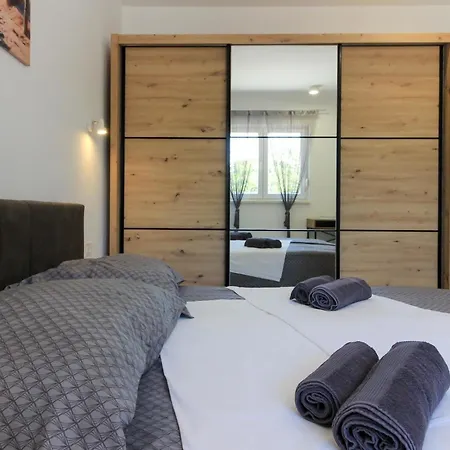 Mit Privatpool Fuer 7 Personen Ca 130 Qm In Sisan, Istrien Suedkueste Von Istrien Holiday home *