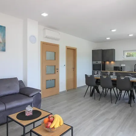 Mit Privatpool Fuer 7 Personen Ca 130 Qm In Sisan, Istrien Suedkueste Von Istrien Holiday home