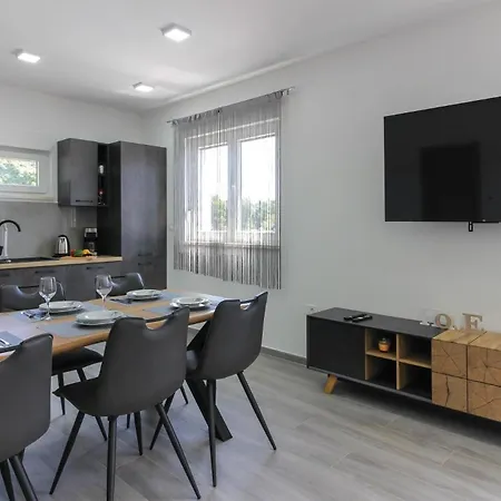 Mit Privatpool Fuer 7 Personen Ca 130 Qm In Sisan, Istrien Suedkueste Von Istrien Holiday home *