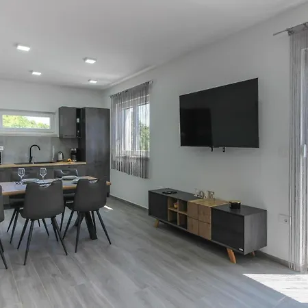 Mit Privatpool Fuer 7 Personen Ca 130 Qm In Sisan, Istrien Suedkueste Von Istrien Holiday home